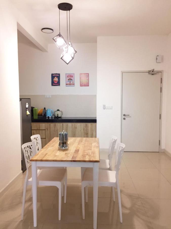 Del's @ Southville Same Level With Pool Fits 8 Apartment *